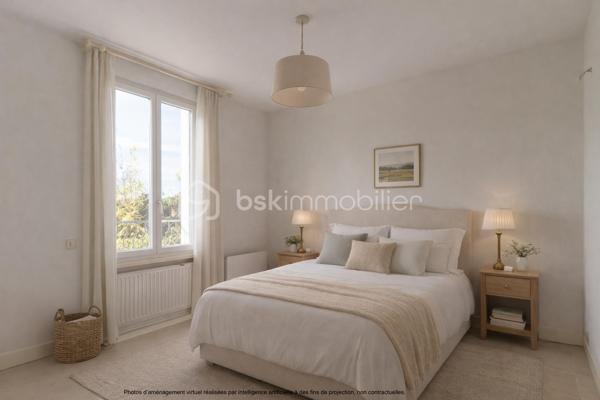 À Boutigny-sur-Essonne, dans un environnement agréable et à seulement 10 minutes à pied de la gare RER D et du centre-ville, découvrez cette maison familiale offrant de beaux volumes et de nombreux espaces annexes.

Au rez-de-chaussée, l’entrée vous mène vers une grande cuisine aménagée et équipée de 17 m², véritable pièce de vie conviviale.

Elle communique avec un séjour lumineux de 28 m², agrémenté d’une cheminée à foyer ouvert, apportant charme et convivialité à l’ensemble.

Une salle d’eau complète ce niveau.

À l’étage, le palier dessert trois chambres confortables de 13,4 m², 13,2 m² et 11,3 m². Cette dernière bénéficie également d’une penderie intégrée et d’une mezzanine permettant d’optimiser intelligemment l’espace.

La maison dispose également d’un sous-sol total, un véritable atout pour le rangement et les loisirs, comprenant notamment un espace atelier, une pièce de stockage et une cave.

Côté extérieur, vous profiterez d’un jardin offrant un bel espace pour les beaux jours ainsi que d’un garage d’environ 20 m².

Les + :
• Gare RER D et centre-ville accessibles à pied
• Sous-sol total
• Garage de 20 m²
• Fenêtres PVC double vitrage
• Volets roulants électriques
• Aspiration centralisée
• Chauffage électrique

Une maison fonctionnelle et familiale, idéale pour ceux qui recherchent de l’espace, des annexes et la proximité des commodités, tout en profitant du cadre de vie de Boutigny-sur-Essonne.

📞 Contactez-moi pour obtenir davantage d’informations et organiser une visite.