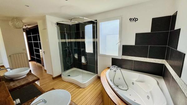 Maison 5 pièces 136 m2 avec piscine.