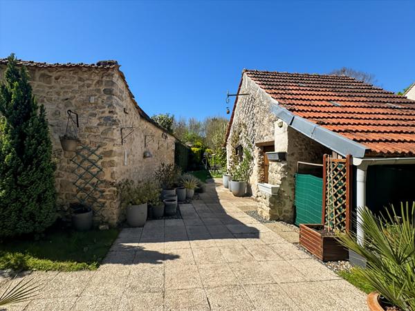 MAISON EN PIERRE AVEC GRANGE, CAVE ET STATIONNEMENT