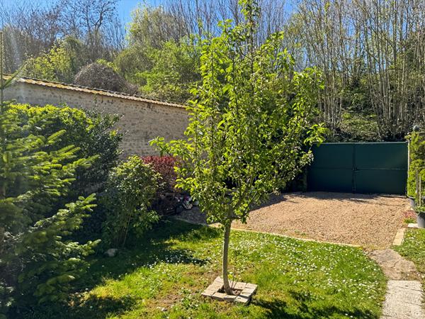 MAISON EN PIERRE AVEC GRANGE, CAVE ET STATIONNEMENT