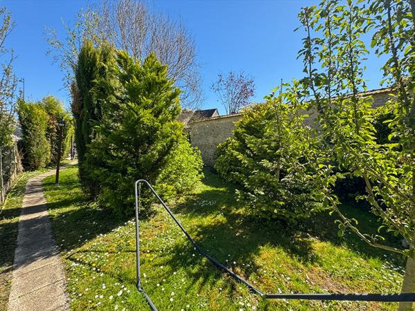 MAISON EN PIERRE AVEC GRANGE, CAVE ET STATIONNEMENT