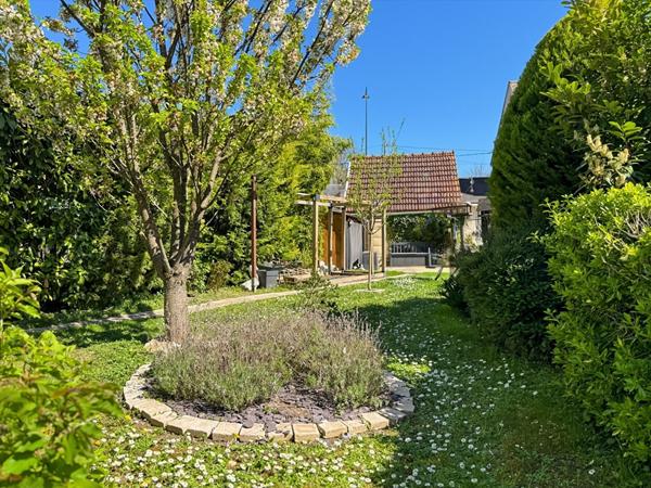 MAISON EN PIERRE AVEC GRANGE, CAVE ET STATIONNEMENT