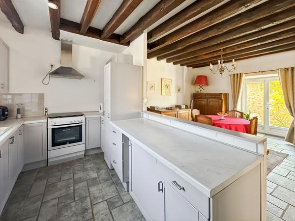 MAISON EN PIERRE AVEC GRANGE, CAVE ET STATIONNEMENT