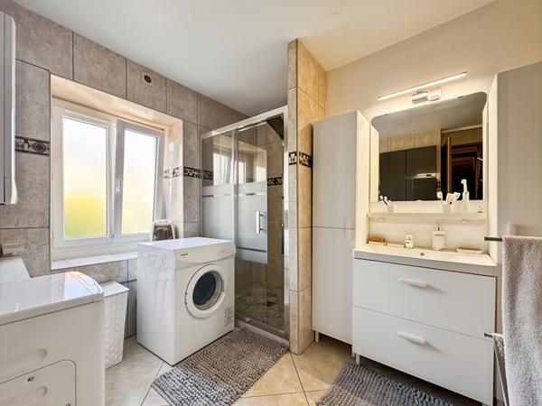 MAISON EN PIERRE AVEC GRANGE, CAVE ET STATIONNEMENT