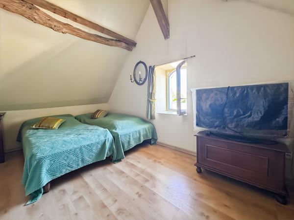 MAISON EN PIERRE AVEC GRANGE, CAVE ET STATIONNEMENT