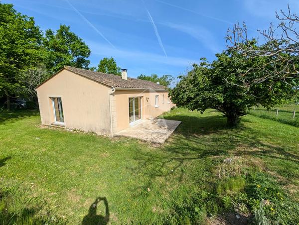Maison de plain pied à vendre à Montpon-Ménestérol - Calme et Confort sur 3165 m²