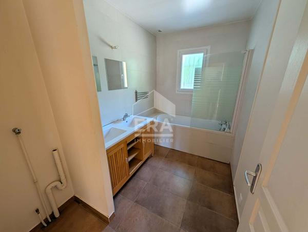 Maison de plain pied à vendre à Montpon-Ménestérol - Calme et Confort sur 3165 m²