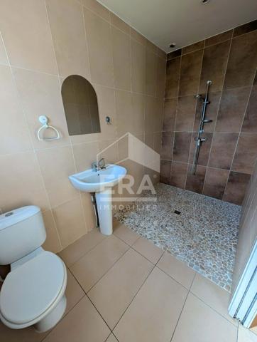 Maison de plain pied à vendre à Montpon-Ménestérol - Calme et Confort sur 3165 m²