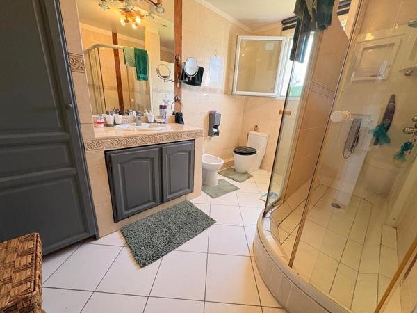 Maison spacieuse, grand terrain de 2830 m2, 3 chambres, garage