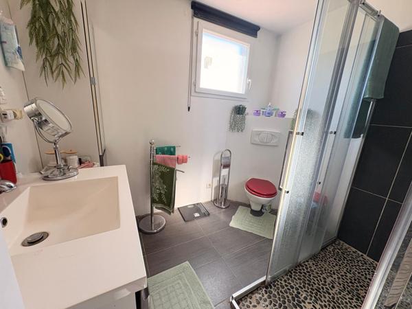 Maison spacieuse, grand terrain de 2830 m2, 3 chambres, garage