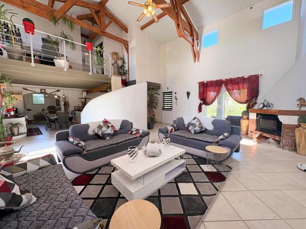 Maison spacieuse, grand terrain de 2830 m2, 3 chambres, garage