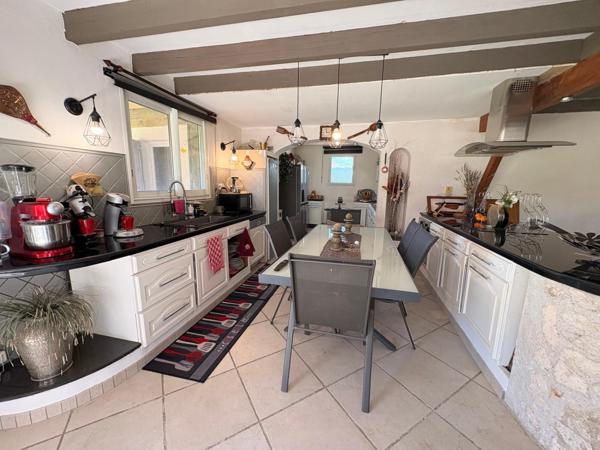 Maison spacieuse, grand terrain de 2830 m2, 3 chambres, garage