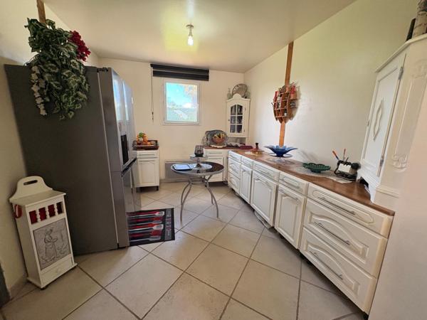 Maison spacieuse, grand terrain de 2830 m2, 3 chambres, garage