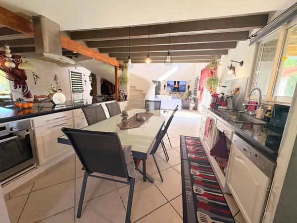 Maison spacieuse, grand terrain de 2830 m2, 3 chambres, garage