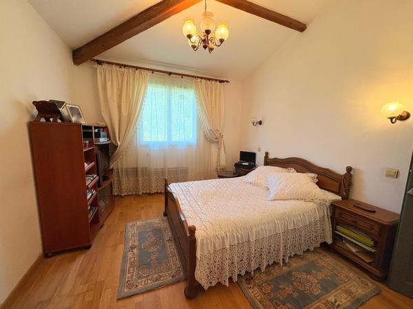 Maison spacieuse, grand terrain de 2830 m2, 3 chambres, garage