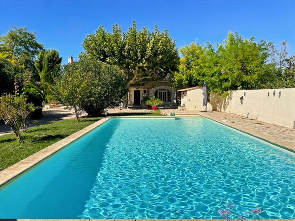 Mas en pierre de caractère  Calme et charme aux portes des Alpilles