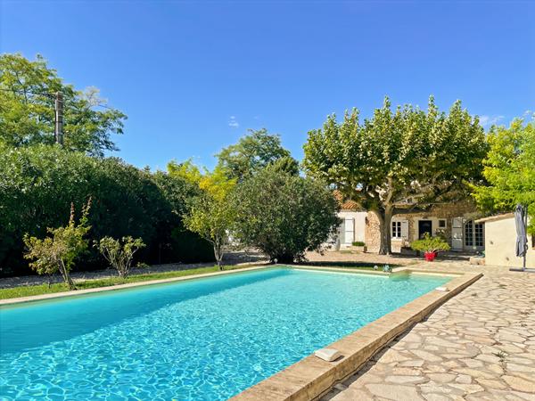 Mas en pierre de caractère  Calme et charme aux portes des Alpilles