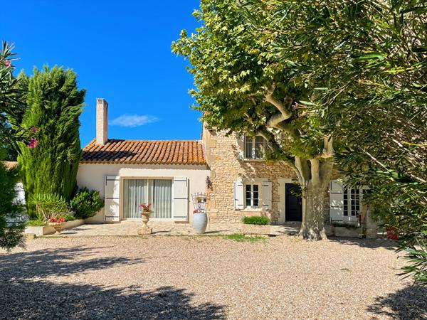 Mas en pierre de caractère  Calme et charme aux portes des Alpilles
