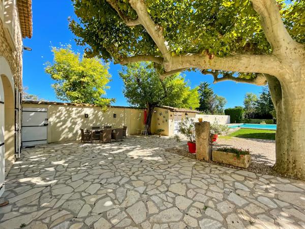 Mas en pierre de caractère  Calme et charme aux portes des Alpilles