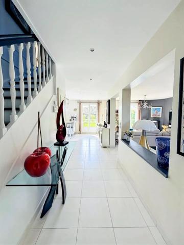 Vente                                                      Maison
                        
                     9 pièces                      198 m2                     à Ozoir-la-Ferrière