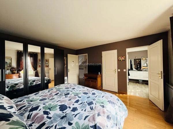 Vente                                                      Maison
                        
                     9 pièces                      198 m2                     à Ozoir-la-Ferrière