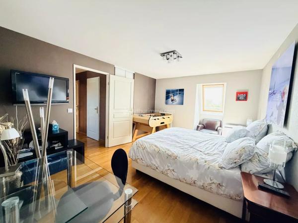 Vente                                                      Maison
                        
                     9 pièces                      198 m2                     à Ozoir-la-Ferrière