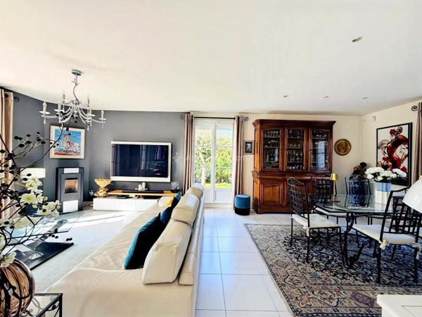 Vente                                                      Maison
                        
                     9 pièces                      198 m2                     à Ozoir-la-Ferrière