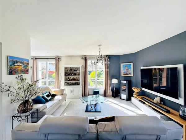 Vente                                                      Maison
                        
                     9 pièces                      198 m2                     à Ozoir-la-Ferrière