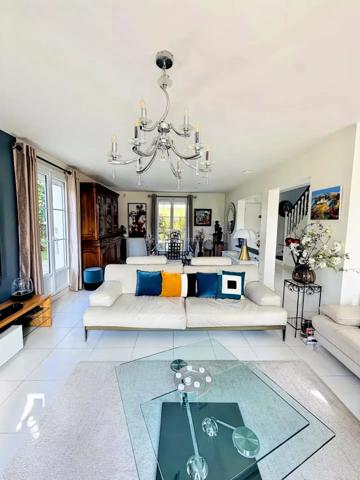 Vente                                                      Maison
                        
                     9 pièces                      198 m2                     à Ozoir-la-Ferrière