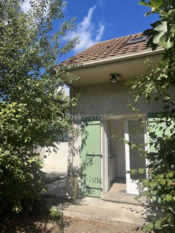 Rare ensemble immobilier de deux maisons indépendantes !

Sur une parcelle optimisée de 415 m², dont 280 m² de jardin arboré, cet ensemble se compose de deux habitations distinctes, idéal pour un projet familial, intergénérationnel ou locatif.

La maison principale développe 6 pièces sur 188 m² au sol (112 m² habitables). Parfaitement entretenue et sans aucuns travaux à prévoir, elle séduit par des finitions de qualité et un cadre de vie soigné.

La seconde maison, entièrement indépendante, offre 55 m² au sol (45 m² habitables) — un espace idéal pour un projet locatif, pour un proche, ou comme bureau/atelier.

L'ensemble profite de plusieurs terrasses, dont une grande terrasse de 40 m², ensoleillée et sans vis-à-vis, offrant un véritable espace de vie extérieur. 


Dès l'entrée, vous êtes accueilli par un vaste espace de vie regroupant salle à manger, salon et dégagement (40,47 m²), baigné de lumière. Une chambre avec sa salle d'eau privative complète le rez-de-chaussée, ainsi qu'une cuisine indépendante et un placard de rangement, pratique au quotidien.

À l'étage, la maison offre trois chambres supplémentaires, un bureau, une salle de bain et des WC séparés, desservis par un dégagement central. Véritable atout de ce niveau : les chambres bénéficient d'une vue dégagée sur Paris, avec la Tour Eiffel et La Défense en toile de fond, un panorama rare et recherché pour une maison individuelle en Île-de-France.

Le sous-sol total, autre point fort de cette maison, se déploie sur plus de 70 m² et comprend un grand garage pouvant accueillir jusqu'à deux véhicules, une buanderie et un débarras. Cet espace généreux offre également un formidable potentiel : il peut être entièrement réaménagé en pièce de vie habitable (salle de jeux, salle de sport, studio, etc.), selon vos besoins.

Autre atout majeur : au fond du terrain, une maison secondaire indépendante de 55 m², construite avec des matériaux de qualité, entièrement autonome (surface distincte des 188 m² de la maison principale). Elle se compose au rez-de-chaussée d'une entrée avec cuisine ouverte et d'une salle de douche, puis à l'étage de deux chambres (l'une de 8,21 m² habitables, l'autre de 10,39 m² habitables). Idéale pour accueillir un membre de la famille en toute indépendance, ou pour générer des revenus locatifs complémentaires grâce à une mise en location saisonnière ou classique.

Côté performance énergétique, la maison bénéficie d'un DPE classe C, gage d'une bonne isolation et de charges maîtrisées.

Emplacement idéal : la gare d'Argenteuil se trouve à environ 20 minutes à pied et seulement 5 minutes en voiture, permettant de rejoindre rapidement Paris Saint-Lazare. Un cadre résidentiel calme, à deux pas de toutes les commodités.

Un bien rare sur le marché, à ne pas manquer !

Contactez-moi dès aujourd'hui pour organiser une visite.