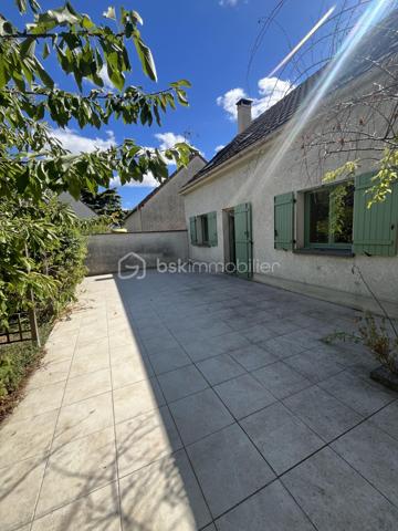 Rare ensemble immobilier de deux maisons indépendantes !

Sur une parcelle optimisée de 415 m², dont 280 m² de jardin arboré, cet ensemble se compose de deux habitations distinctes, idéal pour un projet familial, intergénérationnel ou locatif.

La maison principale développe 6 pièces sur 188 m² au sol (112 m² habitables). Parfaitement entretenue et sans aucuns travaux à prévoir, elle séduit par des finitions de qualité et un cadre de vie soigné.

La seconde maison, entièrement indépendante, offre 55 m² au sol (45 m² habitables) — un espace idéal pour un projet locatif, pour un proche, ou comme bureau/atelier.

L'ensemble profite de plusieurs terrasses, dont une grande terrasse de 40 m², ensoleillée et sans vis-à-vis, offrant un véritable espace de vie extérieur. 


Dès l'entrée, vous êtes accueilli par un vaste espace de vie regroupant salle à manger, salon et dégagement (40,47 m²), baigné de lumière. Une chambre avec sa salle d'eau privative complète le rez-de-chaussée, ainsi qu'une cuisine indépendante et un placard de rangement, pratique au quotidien.

À l'étage, la maison offre trois chambres supplémentaires, un bureau, une salle de bain et des WC séparés, desservis par un dégagement central. Véritable atout de ce niveau : les chambres bénéficient d'une vue dégagée sur Paris, avec la Tour Eiffel et La Défense en toile de fond, un panorama rare et recherché pour une maison individuelle en Île-de-France.

Le sous-sol total, autre point fort de cette maison, se déploie sur plus de 70 m² et comprend un grand garage pouvant accueillir jusqu'à deux véhicules, une buanderie et un débarras. Cet espace généreux offre également un formidable potentiel : il peut être entièrement réaménagé en pièce de vie habitable (salle de jeux, salle de sport, studio, etc.), selon vos besoins.

Autre atout majeur : au fond du terrain, une maison secondaire indépendante de 55 m², construite avec des matériaux de qualité, entièrement autonome (surface distincte des 188 m² de la maison principale). Elle se compose au rez-de-chaussée d'une entrée avec cuisine ouverte et d'une salle de douche, puis à l'étage de deux chambres (l'une de 8,21 m² habitables, l'autre de 10,39 m² habitables). Idéale pour accueillir un membre de la famille en toute indépendance, ou pour générer des revenus locatifs complémentaires grâce à une mise en location saisonnière ou classique.

Côté performance énergétique, la maison bénéficie d'un DPE classe C, gage d'une bonne isolation et de charges maîtrisées.

Emplacement idéal : la gare d'Argenteuil se trouve à environ 20 minutes à pied et seulement 5 minutes en voiture, permettant de rejoindre rapidement Paris Saint-Lazare. Un cadre résidentiel calme, à deux pas de toutes les commodités.

Un bien rare sur le marché, à ne pas manquer !

Contactez-moi dès aujourd'hui pour organiser une visite.