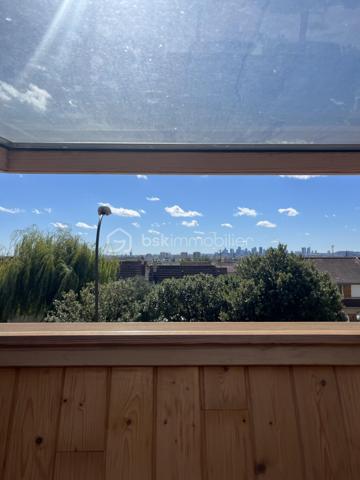 Rare ensemble immobilier de deux maisons indépendantes !

Sur une parcelle optimisée de 415 m², dont 280 m² de jardin arboré, cet ensemble se compose de deux habitations distinctes, idéal pour un projet familial, intergénérationnel ou locatif.

La maison principale développe 6 pièces sur 188 m² au sol (112 m² habitables). Parfaitement entretenue et sans aucuns travaux à prévoir, elle séduit par des finitions de qualité et un cadre de vie soigné.

La seconde maison, entièrement indépendante, offre 55 m² au sol (45 m² habitables) — un espace idéal pour un projet locatif, pour un proche, ou comme bureau/atelier.

L'ensemble profite de plusieurs terrasses, dont une grande terrasse de 40 m², ensoleillée et sans vis-à-vis, offrant un véritable espace de vie extérieur. 


Dès l'entrée, vous êtes accueilli par un vaste espace de vie regroupant salle à manger, salon et dégagement (40,47 m²), baigné de lumière. Une chambre avec sa salle d'eau privative complète le rez-de-chaussée, ainsi qu'une cuisine indépendante et un placard de rangement, pratique au quotidien.

À l'étage, la maison offre trois chambres supplémentaires, un bureau, une salle de bain et des WC séparés, desservis par un dégagement central. Véritable atout de ce niveau : les chambres bénéficient d'une vue dégagée sur Paris, avec la Tour Eiffel et La Défense en toile de fond, un panorama rare et recherché pour une maison individuelle en Île-de-France.

Le sous-sol total, autre point fort de cette maison, se déploie sur plus de 70 m² et comprend un grand garage pouvant accueillir jusqu'à deux véhicules, une buanderie et un débarras. Cet espace généreux offre également un formidable potentiel : il peut être entièrement réaménagé en pièce de vie habitable (salle de jeux, salle de sport, studio, etc.), selon vos besoins.

Autre atout majeur : au fond du terrain, une maison secondaire indépendante de 55 m², construite avec des matériaux de qualité, entièrement autonome (surface distincte des 188 m² de la maison principale). Elle se compose au rez-de-chaussée d'une entrée avec cuisine ouverte et d'une salle de douche, puis à l'étage de deux chambres (l'une de 8,21 m² habitables, l'autre de 10,39 m² habitables). Idéale pour accueillir un membre de la famille en toute indépendance, ou pour générer des revenus locatifs complémentaires grâce à une mise en location saisonnière ou classique.

Côté performance énergétique, la maison bénéficie d'un DPE classe C, gage d'une bonne isolation et de charges maîtrisées.

Emplacement idéal : la gare d'Argenteuil se trouve à environ 20 minutes à pied et seulement 5 minutes en voiture, permettant de rejoindre rapidement Paris Saint-Lazare. Un cadre résidentiel calme, à deux pas de toutes les commodités.

Un bien rare sur le marché, à ne pas manquer !

Contactez-moi dès aujourd'hui pour organiser une visite.