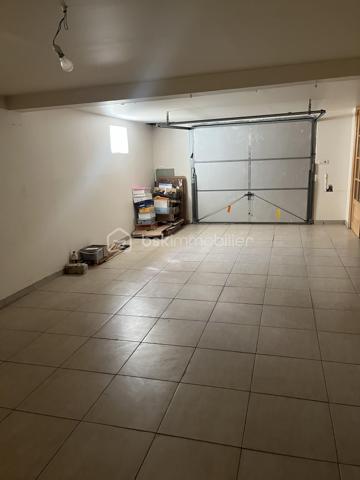 Rare ensemble immobilier de deux maisons indépendantes !

Sur une parcelle optimisée de 415 m², dont 280 m² de jardin arboré, cet ensemble se compose de deux habitations distinctes, idéal pour un projet familial, intergénérationnel ou locatif.

La maison principale développe 6 pièces sur 188 m² au sol (112 m² habitables). Parfaitement entretenue et sans aucuns travaux à prévoir, elle séduit par des finitions de qualité et un cadre de vie soigné.

La seconde maison, entièrement indépendante, offre 55 m² au sol (45 m² habitables) — un espace idéal pour un projet locatif, pour un proche, ou comme bureau/atelier.

L'ensemble profite de plusieurs terrasses, dont une grande terrasse de 40 m², ensoleillée et sans vis-à-vis, offrant un véritable espace de vie extérieur. 


Dès l'entrée, vous êtes accueilli par un vaste espace de vie regroupant salle à manger, salon et dégagement (40,47 m²), baigné de lumière. Une chambre avec sa salle d'eau privative complète le rez-de-chaussée, ainsi qu'une cuisine indépendante et un placard de rangement, pratique au quotidien.

À l'étage, la maison offre trois chambres supplémentaires, un bureau, une salle de bain et des WC séparés, desservis par un dégagement central. Véritable atout de ce niveau : les chambres bénéficient d'une vue dégagée sur Paris, avec la Tour Eiffel et La Défense en toile de fond, un panorama rare et recherché pour une maison individuelle en Île-de-France.

Le sous-sol total, autre point fort de cette maison, se déploie sur plus de 70 m² et comprend un grand garage pouvant accueillir jusqu'à deux véhicules, une buanderie et un débarras. Cet espace généreux offre également un formidable potentiel : il peut être entièrement réaménagé en pièce de vie habitable (salle de jeux, salle de sport, studio, etc.), selon vos besoins.

Autre atout majeur : au fond du terrain, une maison secondaire indépendante de 55 m², construite avec des matériaux de qualité, entièrement autonome (surface distincte des 188 m² de la maison principale). Elle se compose au rez-de-chaussée d'une entrée avec cuisine ouverte et d'une salle de douche, puis à l'étage de deux chambres (l'une de 8,21 m² habitables, l'autre de 10,39 m² habitables). Idéale pour accueillir un membre de la famille en toute indépendance, ou pour générer des revenus locatifs complémentaires grâce à une mise en location saisonnière ou classique.

Côté performance énergétique, la maison bénéficie d'un DPE classe C, gage d'une bonne isolation et de charges maîtrisées.

Emplacement idéal : la gare d'Argenteuil se trouve à environ 20 minutes à pied et seulement 5 minutes en voiture, permettant de rejoindre rapidement Paris Saint-Lazare. Un cadre résidentiel calme, à deux pas de toutes les commodités.

Un bien rare sur le marché, à ne pas manquer !

Contactez-moi dès aujourd'hui pour organiser une visite.