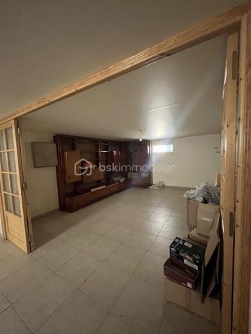 Rare ensemble immobilier de deux maisons indépendantes !

Sur une parcelle optimisée de 415 m², dont 280 m² de jardin arboré, cet ensemble se compose de deux habitations distinctes, idéal pour un projet familial, intergénérationnel ou locatif.

La maison principale développe 6 pièces sur 188 m² au sol (112 m² habitables). Parfaitement entretenue et sans aucuns travaux à prévoir, elle séduit par des finitions de qualité et un cadre de vie soigné.

La seconde maison, entièrement indépendante, offre 55 m² au sol (45 m² habitables) — un espace idéal pour un projet locatif, pour un proche, ou comme bureau/atelier.

L'ensemble profite de plusieurs terrasses, dont une grande terrasse de 40 m², ensoleillée et sans vis-à-vis, offrant un véritable espace de vie extérieur. 


Dès l'entrée, vous êtes accueilli par un vaste espace de vie regroupant salle à manger, salon et dégagement (40,47 m²), baigné de lumière. Une chambre avec sa salle d'eau privative complète le rez-de-chaussée, ainsi qu'une cuisine indépendante et un placard de rangement, pratique au quotidien.

À l'étage, la maison offre trois chambres supplémentaires, un bureau, une salle de bain et des WC séparés, desservis par un dégagement central. Véritable atout de ce niveau : les chambres bénéficient d'une vue dégagée sur Paris, avec la Tour Eiffel et La Défense en toile de fond, un panorama rare et recherché pour une maison individuelle en Île-de-France.

Le sous-sol total, autre point fort de cette maison, se déploie sur plus de 70 m² et comprend un grand garage pouvant accueillir jusqu'à deux véhicules, une buanderie et un débarras. Cet espace généreux offre également un formidable potentiel : il peut être entièrement réaménagé en pièce de vie habitable (salle de jeux, salle de sport, studio, etc.), selon vos besoins.

Autre atout majeur : au fond du terrain, une maison secondaire indépendante de 55 m², construite avec des matériaux de qualité, entièrement autonome (surface distincte des 188 m² de la maison principale). Elle se compose au rez-de-chaussée d'une entrée avec cuisine ouverte et d'une salle de douche, puis à l'étage de deux chambres (l'une de 8,21 m² habitables, l'autre de 10,39 m² habitables). Idéale pour accueillir un membre de la famille en toute indépendance, ou pour générer des revenus locatifs complémentaires grâce à une mise en location saisonnière ou classique.

Côté performance énergétique, la maison bénéficie d'un DPE classe C, gage d'une bonne isolation et de charges maîtrisées.

Emplacement idéal : la gare d'Argenteuil se trouve à environ 20 minutes à pied et seulement 5 minutes en voiture, permettant de rejoindre rapidement Paris Saint-Lazare. Un cadre résidentiel calme, à deux pas de toutes les commodités.

Un bien rare sur le marché, à ne pas manquer !

Contactez-moi dès aujourd'hui pour organiser une visite.