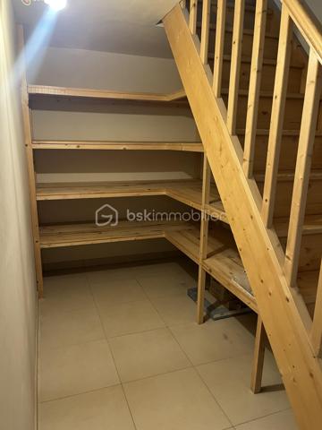 Rare ensemble immobilier de deux maisons indépendantes !

Sur une parcelle optimisée de 415 m², dont 280 m² de jardin arboré, cet ensemble se compose de deux habitations distinctes, idéal pour un projet familial, intergénérationnel ou locatif.

La maison principale développe 6 pièces sur 188 m² au sol (112 m² habitables). Parfaitement entretenue et sans aucuns travaux à prévoir, elle séduit par des finitions de qualité et un cadre de vie soigné.

La seconde maison, entièrement indépendante, offre 55 m² au sol (45 m² habitables) — un espace idéal pour un projet locatif, pour un proche, ou comme bureau/atelier.

L'ensemble profite de plusieurs terrasses, dont une grande terrasse de 40 m², ensoleillée et sans vis-à-vis, offrant un véritable espace de vie extérieur. 


Dès l'entrée, vous êtes accueilli par un vaste espace de vie regroupant salle à manger, salon et dégagement (40,47 m²), baigné de lumière. Une chambre avec sa salle d'eau privative complète le rez-de-chaussée, ainsi qu'une cuisine indépendante et un placard de rangement, pratique au quotidien.

À l'étage, la maison offre trois chambres supplémentaires, un bureau, une salle de bain et des WC séparés, desservis par un dégagement central. Véritable atout de ce niveau : les chambres bénéficient d'une vue dégagée sur Paris, avec la Tour Eiffel et La Défense en toile de fond, un panorama rare et recherché pour une maison individuelle en Île-de-France.

Le sous-sol total, autre point fort de cette maison, se déploie sur plus de 70 m² et comprend un grand garage pouvant accueillir jusqu'à deux véhicules, une buanderie et un débarras. Cet espace généreux offre également un formidable potentiel : il peut être entièrement réaménagé en pièce de vie habitable (salle de jeux, salle de sport, studio, etc.), selon vos besoins.

Autre atout majeur : au fond du terrain, une maison secondaire indépendante de 55 m², construite avec des matériaux de qualité, entièrement autonome (surface distincte des 188 m² de la maison principale). Elle se compose au rez-de-chaussée d'une entrée avec cuisine ouverte et d'une salle de douche, puis à l'étage de deux chambres (l'une de 8,21 m² habitables, l'autre de 10,39 m² habitables). Idéale pour accueillir un membre de la famille en toute indépendance, ou pour générer des revenus locatifs complémentaires grâce à une mise en location saisonnière ou classique.

Côté performance énergétique, la maison bénéficie d'un DPE classe C, gage d'une bonne isolation et de charges maîtrisées.

Emplacement idéal : la gare d'Argenteuil se trouve à environ 20 minutes à pied et seulement 5 minutes en voiture, permettant de rejoindre rapidement Paris Saint-Lazare. Un cadre résidentiel calme, à deux pas de toutes les commodités.

Un bien rare sur le marché, à ne pas manquer !

Contactez-moi dès aujourd'hui pour organiser une visite.