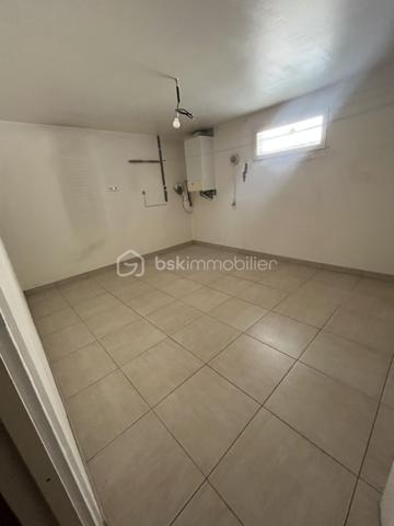 Rare ensemble immobilier de deux maisons indépendantes !

Sur une parcelle optimisée de 415 m², dont 280 m² de jardin arboré, cet ensemble se compose de deux habitations distinctes, idéal pour un projet familial, intergénérationnel ou locatif.

La maison principale développe 6 pièces sur 188 m² au sol (112 m² habitables). Parfaitement entretenue et sans aucuns travaux à prévoir, elle séduit par des finitions de qualité et un cadre de vie soigné.

La seconde maison, entièrement indépendante, offre 55 m² au sol (45 m² habitables) — un espace idéal pour un projet locatif, pour un proche, ou comme bureau/atelier.

L'ensemble profite de plusieurs terrasses, dont une grande terrasse de 40 m², ensoleillée et sans vis-à-vis, offrant un véritable espace de vie extérieur. 


Dès l'entrée, vous êtes accueilli par un vaste espace de vie regroupant salle à manger, salon et dégagement (40,47 m²), baigné de lumière. Une chambre avec sa salle d'eau privative complète le rez-de-chaussée, ainsi qu'une cuisine indépendante et un placard de rangement, pratique au quotidien.

À l'étage, la maison offre trois chambres supplémentaires, un bureau, une salle de bain et des WC séparés, desservis par un dégagement central. Véritable atout de ce niveau : les chambres bénéficient d'une vue dégagée sur Paris, avec la Tour Eiffel et La Défense en toile de fond, un panorama rare et recherché pour une maison individuelle en Île-de-France.

Le sous-sol total, autre point fort de cette maison, se déploie sur plus de 70 m² et comprend un grand garage pouvant accueillir jusqu'à deux véhicules, une buanderie et un débarras. Cet espace généreux offre également un formidable potentiel : il peut être entièrement réaménagé en pièce de vie habitable (salle de jeux, salle de sport, studio, etc.), selon vos besoins.

Autre atout majeur : au fond du terrain, une maison secondaire indépendante de 55 m², construite avec des matériaux de qualité, entièrement autonome (surface distincte des 188 m² de la maison principale). Elle se compose au rez-de-chaussée d'une entrée avec cuisine ouverte et d'une salle de douche, puis à l'étage de deux chambres (l'une de 8,21 m² habitables, l'autre de 10,39 m² habitables). Idéale pour accueillir un membre de la famille en toute indépendance, ou pour générer des revenus locatifs complémentaires grâce à une mise en location saisonnière ou classique.

Côté performance énergétique, la maison bénéficie d'un DPE classe C, gage d'une bonne isolation et de charges maîtrisées.

Emplacement idéal : la gare d'Argenteuil se trouve à environ 20 minutes à pied et seulement 5 minutes en voiture, permettant de rejoindre rapidement Paris Saint-Lazare. Un cadre résidentiel calme, à deux pas de toutes les commodités.

Un bien rare sur le marché, à ne pas manquer !

Contactez-moi dès aujourd'hui pour organiser une visite.