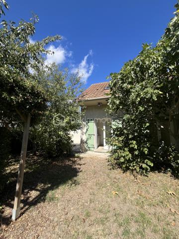 Rare ensemble immobilier de deux maisons indépendantes !

Sur une parcelle optimisée de 415 m², dont 280 m² de jardin arboré, cet ensemble se compose de deux habitations distinctes, idéal pour un projet familial, intergénérationnel ou locatif.

La maison principale développe 6 pièces sur 188 m² au sol (112 m² habitables). Parfaitement entretenue et sans aucuns travaux à prévoir, elle séduit par des finitions de qualité et un cadre de vie soigné.

La seconde maison, entièrement indépendante, offre 55 m² au sol (45 m² habitables) — un espace idéal pour un projet locatif, pour un proche, ou comme bureau/atelier.

L'ensemble profite de plusieurs terrasses, dont une grande terrasse de 40 m², ensoleillée et sans vis-à-vis, offrant un véritable espace de vie extérieur. 


Dès l'entrée, vous êtes accueilli par un vaste espace de vie regroupant salle à manger, salon et dégagement (40,47 m²), baigné de lumière. Une chambre avec sa salle d'eau privative complète le rez-de-chaussée, ainsi qu'une cuisine indépendante et un placard de rangement, pratique au quotidien.

À l'étage, la maison offre trois chambres supplémentaires, un bureau, une salle de bain et des WC séparés, desservis par un dégagement central. Véritable atout de ce niveau : les chambres bénéficient d'une vue dégagée sur Paris, avec la Tour Eiffel et La Défense en toile de fond, un panorama rare et recherché pour une maison individuelle en Île-de-France.

Le sous-sol total, autre point fort de cette maison, se déploie sur plus de 70 m² et comprend un grand garage pouvant accueillir jusqu'à deux véhicules, une buanderie et un débarras. Cet espace généreux offre également un formidable potentiel : il peut être entièrement réaménagé en pièce de vie habitable (salle de jeux, salle de sport, studio, etc.), selon vos besoins.

Autre atout majeur : au fond du terrain, une maison secondaire indépendante de 55 m², construite avec des matériaux de qualité, entièrement autonome (surface distincte des 188 m² de la maison principale). Elle se compose au rez-de-chaussée d'une entrée avec cuisine ouverte et d'une salle de douche, puis à l'étage de deux chambres (l'une de 8,21 m² habitables, l'autre de 10,39 m² habitables). Idéale pour accueillir un membre de la famille en toute indépendance, ou pour générer des revenus locatifs complémentaires grâce à une mise en location saisonnière ou classique.

Côté performance énergétique, la maison bénéficie d'un DPE classe C, gage d'une bonne isolation et de charges maîtrisées.

Emplacement idéal : la gare d'Argenteuil se trouve à environ 20 minutes à pied et seulement 5 minutes en voiture, permettant de rejoindre rapidement Paris Saint-Lazare. Un cadre résidentiel calme, à deux pas de toutes les commodités.

Un bien rare sur le marché, à ne pas manquer !

Contactez-moi dès aujourd'hui pour organiser une visite.