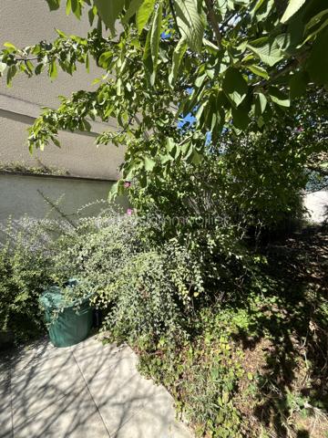Rare ensemble immobilier de deux maisons indépendantes !

Sur une parcelle optimisée de 415 m², dont 280 m² de jardin arboré, cet ensemble se compose de deux habitations distinctes, idéal pour un projet familial, intergénérationnel ou locatif.

La maison principale développe 6 pièces sur 188 m² au sol (112 m² habitables). Parfaitement entretenue et sans aucuns travaux à prévoir, elle séduit par des finitions de qualité et un cadre de vie soigné.

La seconde maison, entièrement indépendante, offre 55 m² au sol (45 m² habitables) — un espace idéal pour un projet locatif, pour un proche, ou comme bureau/atelier.

L'ensemble profite de plusieurs terrasses, dont une grande terrasse de 40 m², ensoleillée et sans vis-à-vis, offrant un véritable espace de vie extérieur. 


Dès l'entrée, vous êtes accueilli par un vaste espace de vie regroupant salle à manger, salon et dégagement (40,47 m²), baigné de lumière. Une chambre avec sa salle d'eau privative complète le rez-de-chaussée, ainsi qu'une cuisine indépendante et un placard de rangement, pratique au quotidien.

À l'étage, la maison offre trois chambres supplémentaires, un bureau, une salle de bain et des WC séparés, desservis par un dégagement central. Véritable atout de ce niveau : les chambres bénéficient d'une vue dégagée sur Paris, avec la Tour Eiffel et La Défense en toile de fond, un panorama rare et recherché pour une maison individuelle en Île-de-France.

Le sous-sol total, autre point fort de cette maison, se déploie sur plus de 70 m² et comprend un grand garage pouvant accueillir jusqu'à deux véhicules, une buanderie et un débarras. Cet espace généreux offre également un formidable potentiel : il peut être entièrement réaménagé en pièce de vie habitable (salle de jeux, salle de sport, studio, etc.), selon vos besoins.

Autre atout majeur : au fond du terrain, une maison secondaire indépendante de 55 m², construite avec des matériaux de qualité, entièrement autonome (surface distincte des 188 m² de la maison principale). Elle se compose au rez-de-chaussée d'une entrée avec cuisine ouverte et d'une salle de douche, puis à l'étage de deux chambres (l'une de 8,21 m² habitables, l'autre de 10,39 m² habitables). Idéale pour accueillir un membre de la famille en toute indépendance, ou pour générer des revenus locatifs complémentaires grâce à une mise en location saisonnière ou classique.

Côté performance énergétique, la maison bénéficie d'un DPE classe C, gage d'une bonne isolation et de charges maîtrisées.

Emplacement idéal : la gare d'Argenteuil se trouve à environ 20 minutes à pied et seulement 5 minutes en voiture, permettant de rejoindre rapidement Paris Saint-Lazare. Un cadre résidentiel calme, à deux pas de toutes les commodités.

Un bien rare sur le marché, à ne pas manquer !

Contactez-moi dès aujourd'hui pour organiser une visite.