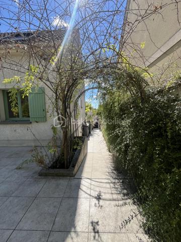 Rare ensemble immobilier de deux maisons indépendantes !

Sur une parcelle optimisée de 415 m², dont 280 m² de jardin arboré, cet ensemble se compose de deux habitations distinctes, idéal pour un projet familial, intergénérationnel ou locatif.

La maison principale développe 6 pièces sur 188 m² au sol (112 m² habitables). Parfaitement entretenue et sans aucuns travaux à prévoir, elle séduit par des finitions de qualité et un cadre de vie soigné.

La seconde maison, entièrement indépendante, offre 55 m² au sol (45 m² habitables) — un espace idéal pour un projet locatif, pour un proche, ou comme bureau/atelier.

L'ensemble profite de plusieurs terrasses, dont une grande terrasse de 40 m², ensoleillée et sans vis-à-vis, offrant un véritable espace de vie extérieur. 


Dès l'entrée, vous êtes accueilli par un vaste espace de vie regroupant salle à manger, salon et dégagement (40,47 m²), baigné de lumière. Une chambre avec sa salle d'eau privative complète le rez-de-chaussée, ainsi qu'une cuisine indépendante et un placard de rangement, pratique au quotidien.

À l'étage, la maison offre trois chambres supplémentaires, un bureau, une salle de bain et des WC séparés, desservis par un dégagement central. Véritable atout de ce niveau : les chambres bénéficient d'une vue dégagée sur Paris, avec la Tour Eiffel et La Défense en toile de fond, un panorama rare et recherché pour une maison individuelle en Île-de-France.

Le sous-sol total, autre point fort de cette maison, se déploie sur plus de 70 m² et comprend un grand garage pouvant accueillir jusqu'à deux véhicules, une buanderie et un débarras. Cet espace généreux offre également un formidable potentiel : il peut être entièrement réaménagé en pièce de vie habitable (salle de jeux, salle de sport, studio, etc.), selon vos besoins.

Autre atout majeur : au fond du terrain, une maison secondaire indépendante de 55 m², construite avec des matériaux de qualité, entièrement autonome (surface distincte des 188 m² de la maison principale). Elle se compose au rez-de-chaussée d'une entrée avec cuisine ouverte et d'une salle de douche, puis à l'étage de deux chambres (l'une de 8,21 m² habitables, l'autre de 10,39 m² habitables). Idéale pour accueillir un membre de la famille en toute indépendance, ou pour générer des revenus locatifs complémentaires grâce à une mise en location saisonnière ou classique.

Côté performance énergétique, la maison bénéficie d'un DPE classe C, gage d'une bonne isolation et de charges maîtrisées.

Emplacement idéal : la gare d'Argenteuil se trouve à environ 20 minutes à pied et seulement 5 minutes en voiture, permettant de rejoindre rapidement Paris Saint-Lazare. Un cadre résidentiel calme, à deux pas de toutes les commodités.

Un bien rare sur le marché, à ne pas manquer !

Contactez-moi dès aujourd'hui pour organiser une visite.