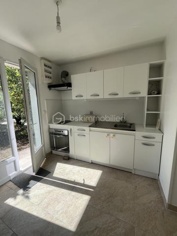 Rare ensemble immobilier de deux maisons indépendantes !

Sur une parcelle optimisée de 415 m², dont 280 m² de jardin arboré, cet ensemble se compose de deux habitations distinctes, idéal pour un projet familial, intergénérationnel ou locatif.

La maison principale développe 6 pièces sur 188 m² au sol (112 m² habitables). Parfaitement entretenue et sans aucuns travaux à prévoir, elle séduit par des finitions de qualité et un cadre de vie soigné.

La seconde maison, entièrement indépendante, offre 55 m² au sol (45 m² habitables) — un espace idéal pour un projet locatif, pour un proche, ou comme bureau/atelier.

L'ensemble profite de plusieurs terrasses, dont une grande terrasse de 40 m², ensoleillée et sans vis-à-vis, offrant un véritable espace de vie extérieur. 


Dès l'entrée, vous êtes accueilli par un vaste espace de vie regroupant salle à manger, salon et dégagement (40,47 m²), baigné de lumière. Une chambre avec sa salle d'eau privative complète le rez-de-chaussée, ainsi qu'une cuisine indépendante et un placard de rangement, pratique au quotidien.

À l'étage, la maison offre trois chambres supplémentaires, un bureau, une salle de bain et des WC séparés, desservis par un dégagement central. Véritable atout de ce niveau : les chambres bénéficient d'une vue dégagée sur Paris, avec la Tour Eiffel et La Défense en toile de fond, un panorama rare et recherché pour une maison individuelle en Île-de-France.

Le sous-sol total, autre point fort de cette maison, se déploie sur plus de 70 m² et comprend un grand garage pouvant accueillir jusqu'à deux véhicules, une buanderie et un débarras. Cet espace généreux offre également un formidable potentiel : il peut être entièrement réaménagé en pièce de vie habitable (salle de jeux, salle de sport, studio, etc.), selon vos besoins.

Autre atout majeur : au fond du terrain, une maison secondaire indépendante de 55 m², construite avec des matériaux de qualité, entièrement autonome (surface distincte des 188 m² de la maison principale). Elle se compose au rez-de-chaussée d'une entrée avec cuisine ouverte et d'une salle de douche, puis à l'étage de deux chambres (l'une de 8,21 m² habitables, l'autre de 10,39 m² habitables). Idéale pour accueillir un membre de la famille en toute indépendance, ou pour générer des revenus locatifs complémentaires grâce à une mise en location saisonnière ou classique.

Côté performance énergétique, la maison bénéficie d'un DPE classe C, gage d'une bonne isolation et de charges maîtrisées.

Emplacement idéal : la gare d'Argenteuil se trouve à environ 20 minutes à pied et seulement 5 minutes en voiture, permettant de rejoindre rapidement Paris Saint-Lazare. Un cadre résidentiel calme, à deux pas de toutes les commodités.

Un bien rare sur le marché, à ne pas manquer !

Contactez-moi dès aujourd'hui pour organiser une visite.