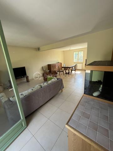 Rare ensemble immobilier de deux maisons indépendantes !

Sur une parcelle optimisée de 415 m², dont 280 m² de jardin arboré, cet ensemble se compose de deux habitations distinctes, idéal pour un projet familial, intergénérationnel ou locatif.

La maison principale développe 6 pièces sur 188 m² au sol (112 m² habitables). Parfaitement entretenue et sans aucuns travaux à prévoir, elle séduit par des finitions de qualité et un cadre de vie soigné.

La seconde maison, entièrement indépendante, offre 55 m² au sol (45 m² habitables) — un espace idéal pour un projet locatif, pour un proche, ou comme bureau/atelier.

L'ensemble profite de plusieurs terrasses, dont une grande terrasse de 40 m², ensoleillée et sans vis-à-vis, offrant un véritable espace de vie extérieur. 


Dès l'entrée, vous êtes accueilli par un vaste espace de vie regroupant salle à manger, salon et dégagement (40,47 m²), baigné de lumière. Une chambre avec sa salle d'eau privative complète le rez-de-chaussée, ainsi qu'une cuisine indépendante et un placard de rangement, pratique au quotidien.

À l'étage, la maison offre trois chambres supplémentaires, un bureau, une salle de bain et des WC séparés, desservis par un dégagement central. Véritable atout de ce niveau : les chambres bénéficient d'une vue dégagée sur Paris, avec la Tour Eiffel et La Défense en toile de fond, un panorama rare et recherché pour une maison individuelle en Île-de-France.

Le sous-sol total, autre point fort de cette maison, se déploie sur plus de 70 m² et comprend un grand garage pouvant accueillir jusqu'à deux véhicules, une buanderie et un débarras. Cet espace généreux offre également un formidable potentiel : il peut être entièrement réaménagé en pièce de vie habitable (salle de jeux, salle de sport, studio, etc.), selon vos besoins.

Autre atout majeur : au fond du terrain, une maison secondaire indépendante de 55 m², construite avec des matériaux de qualité, entièrement autonome (surface distincte des 188 m² de la maison principale). Elle se compose au rez-de-chaussée d'une entrée avec cuisine ouverte et d'une salle de douche, puis à l'étage de deux chambres (l'une de 8,21 m² habitables, l'autre de 10,39 m² habitables). Idéale pour accueillir un membre de la famille en toute indépendance, ou pour générer des revenus locatifs complémentaires grâce à une mise en location saisonnière ou classique.

Côté performance énergétique, la maison bénéficie d'un DPE classe C, gage d'une bonne isolation et de charges maîtrisées.

Emplacement idéal : la gare d'Argenteuil se trouve à environ 20 minutes à pied et seulement 5 minutes en voiture, permettant de rejoindre rapidement Paris Saint-Lazare. Un cadre résidentiel calme, à deux pas de toutes les commodités.

Un bien rare sur le marché, à ne pas manquer !

Contactez-moi dès aujourd'hui pour organiser une visite.