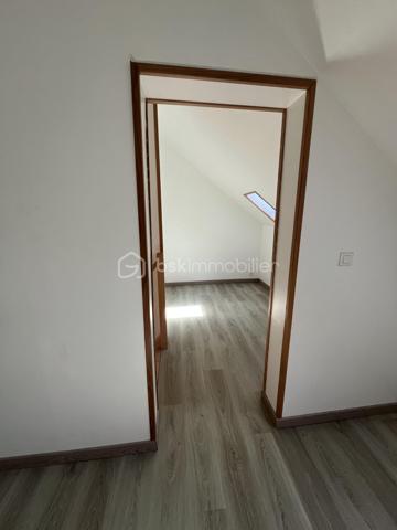 Rare ensemble immobilier de deux maisons indépendantes !

Sur une parcelle optimisée de 415 m², dont 280 m² de jardin arboré, cet ensemble se compose de deux habitations distinctes, idéal pour un projet familial, intergénérationnel ou locatif.

La maison principale développe 6 pièces sur 188 m² au sol (112 m² habitables). Parfaitement entretenue et sans aucuns travaux à prévoir, elle séduit par des finitions de qualité et un cadre de vie soigné.

La seconde maison, entièrement indépendante, offre 55 m² au sol (45 m² habitables) — un espace idéal pour un projet locatif, pour un proche, ou comme bureau/atelier.

L'ensemble profite de plusieurs terrasses, dont une grande terrasse de 40 m², ensoleillée et sans vis-à-vis, offrant un véritable espace de vie extérieur. 


Dès l'entrée, vous êtes accueilli par un vaste espace de vie regroupant salle à manger, salon et dégagement (40,47 m²), baigné de lumière. Une chambre avec sa salle d'eau privative complète le rez-de-chaussée, ainsi qu'une cuisine indépendante et un placard de rangement, pratique au quotidien.

À l'étage, la maison offre trois chambres supplémentaires, un bureau, une salle de bain et des WC séparés, desservis par un dégagement central. Véritable atout de ce niveau : les chambres bénéficient d'une vue dégagée sur Paris, avec la Tour Eiffel et La Défense en toile de fond, un panorama rare et recherché pour une maison individuelle en Île-de-France.

Le sous-sol total, autre point fort de cette maison, se déploie sur plus de 70 m² et comprend un grand garage pouvant accueillir jusqu'à deux véhicules, une buanderie et un débarras. Cet espace généreux offre également un formidable potentiel : il peut être entièrement réaménagé en pièce de vie habitable (salle de jeux, salle de sport, studio, etc.), selon vos besoins.

Autre atout majeur : au fond du terrain, une maison secondaire indépendante de 55 m², construite avec des matériaux de qualité, entièrement autonome (surface distincte des 188 m² de la maison principale). Elle se compose au rez-de-chaussée d'une entrée avec cuisine ouverte et d'une salle de douche, puis à l'étage de deux chambres (l'une de 8,21 m² habitables, l'autre de 10,39 m² habitables). Idéale pour accueillir un membre de la famille en toute indépendance, ou pour générer des revenus locatifs complémentaires grâce à une mise en location saisonnière ou classique.

Côté performance énergétique, la maison bénéficie d'un DPE classe C, gage d'une bonne isolation et de charges maîtrisées.

Emplacement idéal : la gare d'Argenteuil se trouve à environ 20 minutes à pied et seulement 5 minutes en voiture, permettant de rejoindre rapidement Paris Saint-Lazare. Un cadre résidentiel calme, à deux pas de toutes les commodités.

Un bien rare sur le marché, à ne pas manquer !

Contactez-moi dès aujourd'hui pour organiser une visite.