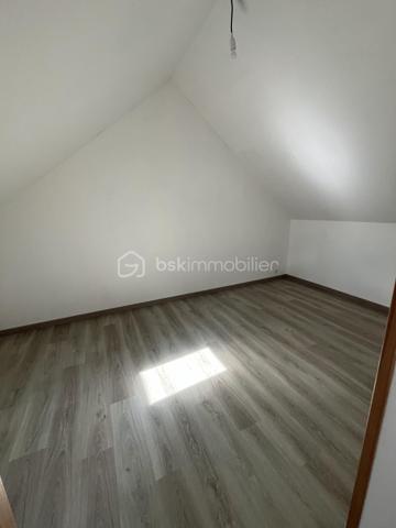 Rare ensemble immobilier de deux maisons indépendantes !

Sur une parcelle optimisée de 415 m², dont 280 m² de jardin arboré, cet ensemble se compose de deux habitations distinctes, idéal pour un projet familial, intergénérationnel ou locatif.

La maison principale développe 6 pièces sur 188 m² au sol (112 m² habitables). Parfaitement entretenue et sans aucuns travaux à prévoir, elle séduit par des finitions de qualité et un cadre de vie soigné.

La seconde maison, entièrement indépendante, offre 55 m² au sol (45 m² habitables) — un espace idéal pour un projet locatif, pour un proche, ou comme bureau/atelier.

L'ensemble profite de plusieurs terrasses, dont une grande terrasse de 40 m², ensoleillée et sans vis-à-vis, offrant un véritable espace de vie extérieur. 


Dès l'entrée, vous êtes accueilli par un vaste espace de vie regroupant salle à manger, salon et dégagement (40,47 m²), baigné de lumière. Une chambre avec sa salle d'eau privative complète le rez-de-chaussée, ainsi qu'une cuisine indépendante et un placard de rangement, pratique au quotidien.

À l'étage, la maison offre trois chambres supplémentaires, un bureau, une salle de bain et des WC séparés, desservis par un dégagement central. Véritable atout de ce niveau : les chambres bénéficient d'une vue dégagée sur Paris, avec la Tour Eiffel et La Défense en toile de fond, un panorama rare et recherché pour une maison individuelle en Île-de-France.

Le sous-sol total, autre point fort de cette maison, se déploie sur plus de 70 m² et comprend un grand garage pouvant accueillir jusqu'à deux véhicules, une buanderie et un débarras. Cet espace généreux offre également un formidable potentiel : il peut être entièrement réaménagé en pièce de vie habitable (salle de jeux, salle de sport, studio, etc.), selon vos besoins.

Autre atout majeur : au fond du terrain, une maison secondaire indépendante de 55 m², construite avec des matériaux de qualité, entièrement autonome (surface distincte des 188 m² de la maison principale). Elle se compose au rez-de-chaussée d'une entrée avec cuisine ouverte et d'une salle de douche, puis à l'étage de deux chambres (l'une de 8,21 m² habitables, l'autre de 10,39 m² habitables). Idéale pour accueillir un membre de la famille en toute indépendance, ou pour générer des revenus locatifs complémentaires grâce à une mise en location saisonnière ou classique.

Côté performance énergétique, la maison bénéficie d'un DPE classe C, gage d'une bonne isolation et de charges maîtrisées.

Emplacement idéal : la gare d'Argenteuil se trouve à environ 20 minutes à pied et seulement 5 minutes en voiture, permettant de rejoindre rapidement Paris Saint-Lazare. Un cadre résidentiel calme, à deux pas de toutes les commodités.

Un bien rare sur le marché, à ne pas manquer !

Contactez-moi dès aujourd'hui pour organiser une visite.