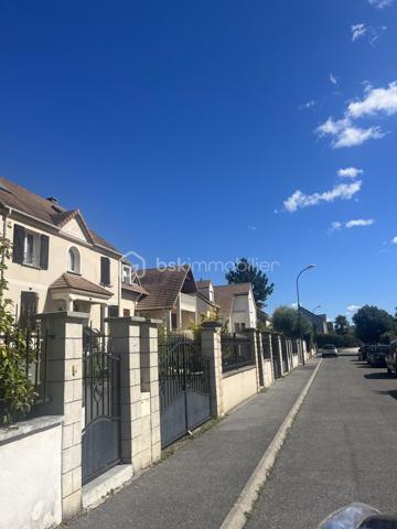 Rare ensemble immobilier de deux maisons indépendantes !

Sur une parcelle optimisée de 415 m², dont 280 m² de jardin arboré, cet ensemble se compose de deux habitations distinctes, idéal pour un projet familial, intergénérationnel ou locatif.

La maison principale développe 6 pièces sur 188 m² au sol (112 m² habitables). Parfaitement entretenue et sans aucuns travaux à prévoir, elle séduit par des finitions de qualité et un cadre de vie soigné.

La seconde maison, entièrement indépendante, offre 55 m² au sol (45 m² habitables) — un espace idéal pour un projet locatif, pour un proche, ou comme bureau/atelier.

L'ensemble profite de plusieurs terrasses, dont une grande terrasse de 40 m², ensoleillée et sans vis-à-vis, offrant un véritable espace de vie extérieur. 


Dès l'entrée, vous êtes accueilli par un vaste espace de vie regroupant salle à manger, salon et dégagement (40,47 m²), baigné de lumière. Une chambre avec sa salle d'eau privative complète le rez-de-chaussée, ainsi qu'une cuisine indépendante et un placard de rangement, pratique au quotidien.

À l'étage, la maison offre trois chambres supplémentaires, un bureau, une salle de bain et des WC séparés, desservis par un dégagement central. Véritable atout de ce niveau : les chambres bénéficient d'une vue dégagée sur Paris, avec la Tour Eiffel et La Défense en toile de fond, un panorama rare et recherché pour une maison individuelle en Île-de-France.

Le sous-sol total, autre point fort de cette maison, se déploie sur plus de 70 m² et comprend un grand garage pouvant accueillir jusqu'à deux véhicules, une buanderie et un débarras. Cet espace généreux offre également un formidable potentiel : il peut être entièrement réaménagé en pièce de vie habitable (salle de jeux, salle de sport, studio, etc.), selon vos besoins.

Autre atout majeur : au fond du terrain, une maison secondaire indépendante de 55 m², construite avec des matériaux de qualité, entièrement autonome (surface distincte des 188 m² de la maison principale). Elle se compose au rez-de-chaussée d'une entrée avec cuisine ouverte et d'une salle de douche, puis à l'étage de deux chambres (l'une de 8,21 m² habitables, l'autre de 10,39 m² habitables). Idéale pour accueillir un membre de la famille en toute indépendance, ou pour générer des revenus locatifs complémentaires grâce à une mise en location saisonnière ou classique.

Côté performance énergétique, la maison bénéficie d'un DPE classe C, gage d'une bonne isolation et de charges maîtrisées.

Emplacement idéal : la gare d'Argenteuil se trouve à environ 20 minutes à pied et seulement 5 minutes en voiture, permettant de rejoindre rapidement Paris Saint-Lazare. Un cadre résidentiel calme, à deux pas de toutes les commodités.

Un bien rare sur le marché, à ne pas manquer !

Contactez-moi dès aujourd'hui pour organiser une visite.