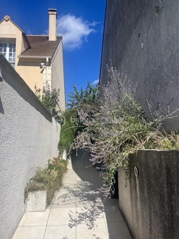 Rare ensemble immobilier de deux maisons indépendantes !

Sur une parcelle optimisée de 415 m², dont 280 m² de jardin arboré, cet ensemble se compose de deux habitations distinctes, idéal pour un projet familial, intergénérationnel ou locatif.

La maison principale développe 6 pièces sur 188 m² au sol (112 m² habitables). Parfaitement entretenue et sans aucuns travaux à prévoir, elle séduit par des finitions de qualité et un cadre de vie soigné.

La seconde maison, entièrement indépendante, offre 55 m² au sol (45 m² habitables) — un espace idéal pour un projet locatif, pour un proche, ou comme bureau/atelier.

L'ensemble profite de plusieurs terrasses, dont une grande terrasse de 40 m², ensoleillée et sans vis-à-vis, offrant un véritable espace de vie extérieur. 


Dès l'entrée, vous êtes accueilli par un vaste espace de vie regroupant salle à manger, salon et dégagement (40,47 m²), baigné de lumière. Une chambre avec sa salle d'eau privative complète le rez-de-chaussée, ainsi qu'une cuisine indépendante et un placard de rangement, pratique au quotidien.

À l'étage, la maison offre trois chambres supplémentaires, un bureau, une salle de bain et des WC séparés, desservis par un dégagement central. Véritable atout de ce niveau : les chambres bénéficient d'une vue dégagée sur Paris, avec la Tour Eiffel et La Défense en toile de fond, un panorama rare et recherché pour une maison individuelle en Île-de-France.

Le sous-sol total, autre point fort de cette maison, se déploie sur plus de 70 m² et comprend un grand garage pouvant accueillir jusqu'à deux véhicules, une buanderie et un débarras. Cet espace généreux offre également un formidable potentiel : il peut être entièrement réaménagé en pièce de vie habitable (salle de jeux, salle de sport, studio, etc.), selon vos besoins.

Autre atout majeur : au fond du terrain, une maison secondaire indépendante de 55 m², construite avec des matériaux de qualité, entièrement autonome (surface distincte des 188 m² de la maison principale). Elle se compose au rez-de-chaussée d'une entrée avec cuisine ouverte et d'une salle de douche, puis à l'étage de deux chambres (l'une de 8,21 m² habitables, l'autre de 10,39 m² habitables). Idéale pour accueillir un membre de la famille en toute indépendance, ou pour générer des revenus locatifs complémentaires grâce à une mise en location saisonnière ou classique.

Côté performance énergétique, la maison bénéficie d'un DPE classe C, gage d'une bonne isolation et de charges maîtrisées.

Emplacement idéal : la gare d'Argenteuil se trouve à environ 20 minutes à pied et seulement 5 minutes en voiture, permettant de rejoindre rapidement Paris Saint-Lazare. Un cadre résidentiel calme, à deux pas de toutes les commodités.

Un bien rare sur le marché, à ne pas manquer !

Contactez-moi dès aujourd'hui pour organiser une visite.