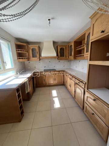 Rare ensemble immobilier de deux maisons indépendantes !

Sur une parcelle optimisée de 415 m², dont 280 m² de jardin arboré, cet ensemble se compose de deux habitations distinctes, idéal pour un projet familial, intergénérationnel ou locatif.

La maison principale développe 6 pièces sur 188 m² au sol (112 m² habitables). Parfaitement entretenue et sans aucuns travaux à prévoir, elle séduit par des finitions de qualité et un cadre de vie soigné.

La seconde maison, entièrement indépendante, offre 55 m² au sol (45 m² habitables) — un espace idéal pour un projet locatif, pour un proche, ou comme bureau/atelier.

L'ensemble profite de plusieurs terrasses, dont une grande terrasse de 40 m², ensoleillée et sans vis-à-vis, offrant un véritable espace de vie extérieur. 


Dès l'entrée, vous êtes accueilli par un vaste espace de vie regroupant salle à manger, salon et dégagement (40,47 m²), baigné de lumière. Une chambre avec sa salle d'eau privative complète le rez-de-chaussée, ainsi qu'une cuisine indépendante et un placard de rangement, pratique au quotidien.

À l'étage, la maison offre trois chambres supplémentaires, un bureau, une salle de bain et des WC séparés, desservis par un dégagement central. Véritable atout de ce niveau : les chambres bénéficient d'une vue dégagée sur Paris, avec la Tour Eiffel et La Défense en toile de fond, un panorama rare et recherché pour une maison individuelle en Île-de-France.

Le sous-sol total, autre point fort de cette maison, se déploie sur plus de 70 m² et comprend un grand garage pouvant accueillir jusqu'à deux véhicules, une buanderie et un débarras. Cet espace généreux offre également un formidable potentiel : il peut être entièrement réaménagé en pièce de vie habitable (salle de jeux, salle de sport, studio, etc.), selon vos besoins.

Autre atout majeur : au fond du terrain, une maison secondaire indépendante de 55 m², construite avec des matériaux de qualité, entièrement autonome (surface distincte des 188 m² de la maison principale). Elle se compose au rez-de-chaussée d'une entrée avec cuisine ouverte et d'une salle de douche, puis à l'étage de deux chambres (l'une de 8,21 m² habitables, l'autre de 10,39 m² habitables). Idéale pour accueillir un membre de la famille en toute indépendance, ou pour générer des revenus locatifs complémentaires grâce à une mise en location saisonnière ou classique.

Côté performance énergétique, la maison bénéficie d'un DPE classe C, gage d'une bonne isolation et de charges maîtrisées.

Emplacement idéal : la gare d'Argenteuil se trouve à environ 20 minutes à pied et seulement 5 minutes en voiture, permettant de rejoindre rapidement Paris Saint-Lazare. Un cadre résidentiel calme, à deux pas de toutes les commodités.

Un bien rare sur le marché, à ne pas manquer !

Contactez-moi dès aujourd'hui pour organiser une visite.