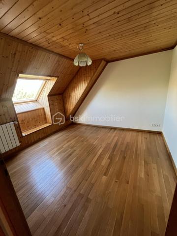 Rare ensemble immobilier de deux maisons indépendantes !

Sur une parcelle optimisée de 415 m², dont 280 m² de jardin arboré, cet ensemble se compose de deux habitations distinctes, idéal pour un projet familial, intergénérationnel ou locatif.

La maison principale développe 6 pièces sur 188 m² au sol (112 m² habitables). Parfaitement entretenue et sans aucuns travaux à prévoir, elle séduit par des finitions de qualité et un cadre de vie soigné.

La seconde maison, entièrement indépendante, offre 55 m² au sol (45 m² habitables) — un espace idéal pour un projet locatif, pour un proche, ou comme bureau/atelier.

L'ensemble profite de plusieurs terrasses, dont une grande terrasse de 40 m², ensoleillée et sans vis-à-vis, offrant un véritable espace de vie extérieur. 


Dès l'entrée, vous êtes accueilli par un vaste espace de vie regroupant salle à manger, salon et dégagement (40,47 m²), baigné de lumière. Une chambre avec sa salle d'eau privative complète le rez-de-chaussée, ainsi qu'une cuisine indépendante et un placard de rangement, pratique au quotidien.

À l'étage, la maison offre trois chambres supplémentaires, un bureau, une salle de bain et des WC séparés, desservis par un dégagement central. Véritable atout de ce niveau : les chambres bénéficient d'une vue dégagée sur Paris, avec la Tour Eiffel et La Défense en toile de fond, un panorama rare et recherché pour une maison individuelle en Île-de-France.

Le sous-sol total, autre point fort de cette maison, se déploie sur plus de 70 m² et comprend un grand garage pouvant accueillir jusqu'à deux véhicules, une buanderie et un débarras. Cet espace généreux offre également un formidable potentiel : il peut être entièrement réaménagé en pièce de vie habitable (salle de jeux, salle de sport, studio, etc.), selon vos besoins.

Autre atout majeur : au fond du terrain, une maison secondaire indépendante de 55 m², construite avec des matériaux de qualité, entièrement autonome (surface distincte des 188 m² de la maison principale). Elle se compose au rez-de-chaussée d'une entrée avec cuisine ouverte et d'une salle de douche, puis à l'étage de deux chambres (l'une de 8,21 m² habitables, l'autre de 10,39 m² habitables). Idéale pour accueillir un membre de la famille en toute indépendance, ou pour générer des revenus locatifs complémentaires grâce à une mise en location saisonnière ou classique.

Côté performance énergétique, la maison bénéficie d'un DPE classe C, gage d'une bonne isolation et de charges maîtrisées.

Emplacement idéal : la gare d'Argenteuil se trouve à environ 20 minutes à pied et seulement 5 minutes en voiture, permettant de rejoindre rapidement Paris Saint-Lazare. Un cadre résidentiel calme, à deux pas de toutes les commodités.

Un bien rare sur le marché, à ne pas manquer !

Contactez-moi dès aujourd'hui pour organiser une visite.