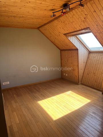 Rare ensemble immobilier de deux maisons indépendantes !

Sur une parcelle optimisée de 415 m², dont 280 m² de jardin arboré, cet ensemble se compose de deux habitations distinctes, idéal pour un projet familial, intergénérationnel ou locatif.

La maison principale développe 6 pièces sur 188 m² au sol (112 m² habitables). Parfaitement entretenue et sans aucuns travaux à prévoir, elle séduit par des finitions de qualité et un cadre de vie soigné.

La seconde maison, entièrement indépendante, offre 55 m² au sol (45 m² habitables) — un espace idéal pour un projet locatif, pour un proche, ou comme bureau/atelier.

L'ensemble profite de plusieurs terrasses, dont une grande terrasse de 40 m², ensoleillée et sans vis-à-vis, offrant un véritable espace de vie extérieur. 


Dès l'entrée, vous êtes accueilli par un vaste espace de vie regroupant salle à manger, salon et dégagement (40,47 m²), baigné de lumière. Une chambre avec sa salle d'eau privative complète le rez-de-chaussée, ainsi qu'une cuisine indépendante et un placard de rangement, pratique au quotidien.

À l'étage, la maison offre trois chambres supplémentaires, un bureau, une salle de bain et des WC séparés, desservis par un dégagement central. Véritable atout de ce niveau : les chambres bénéficient d'une vue dégagée sur Paris, avec la Tour Eiffel et La Défense en toile de fond, un panorama rare et recherché pour une maison individuelle en Île-de-France.

Le sous-sol total, autre point fort de cette maison, se déploie sur plus de 70 m² et comprend un grand garage pouvant accueillir jusqu'à deux véhicules, une buanderie et un débarras. Cet espace généreux offre également un formidable potentiel : il peut être entièrement réaménagé en pièce de vie habitable (salle de jeux, salle de sport, studio, etc.), selon vos besoins.

Autre atout majeur : au fond du terrain, une maison secondaire indépendante de 55 m², construite avec des matériaux de qualité, entièrement autonome (surface distincte des 188 m² de la maison principale). Elle se compose au rez-de-chaussée d'une entrée avec cuisine ouverte et d'une salle de douche, puis à l'étage de deux chambres (l'une de 8,21 m² habitables, l'autre de 10,39 m² habitables). Idéale pour accueillir un membre de la famille en toute indépendance, ou pour générer des revenus locatifs complémentaires grâce à une mise en location saisonnière ou classique.

Côté performance énergétique, la maison bénéficie d'un DPE classe C, gage d'une bonne isolation et de charges maîtrisées.

Emplacement idéal : la gare d'Argenteuil se trouve à environ 20 minutes à pied et seulement 5 minutes en voiture, permettant de rejoindre rapidement Paris Saint-Lazare. Un cadre résidentiel calme, à deux pas de toutes les commodités.

Un bien rare sur le marché, à ne pas manquer !

Contactez-moi dès aujourd'hui pour organiser une visite.