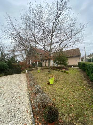 Longère avec grand terrain emprise au sol restante.