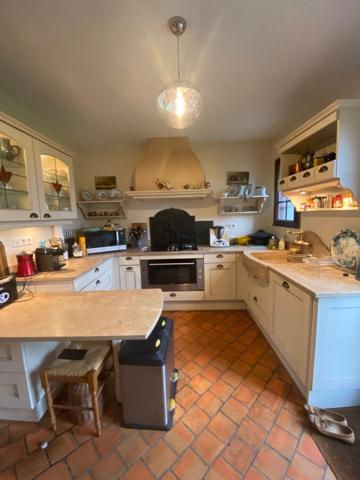 Longère avec grand terrain emprise au sol restante.